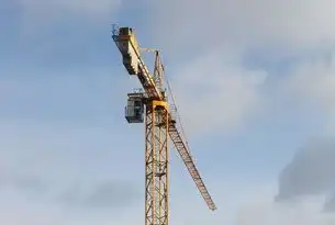 加强农村基础设施和公共服务体系建设的紧迫性，加大农村公共基础设施建设力度