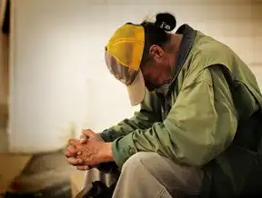 鎏金岁月与青春星火，社区红色故事会中的代际精神对话，社区老党员为青少年讲述红色故事简报